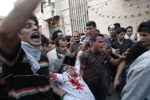 Jetzt fließt Blut: Dieser Demonstrant in Teheran wurde von Polizeikugeln getroffen.