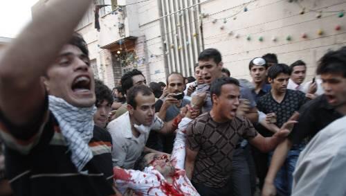 Jetzt fließt Blut: Dieser Demonstrant in Teheran wurde von Polizeikugeln getroffen.