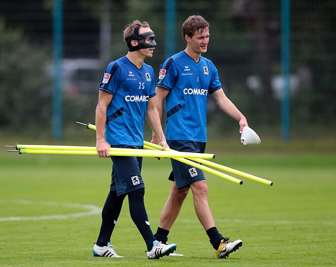 ...Nach seinem Nasenbeintrümmerbruch Ende April trägt der 23-Jährige im Training und im Spiel eine Gesichtsmaske