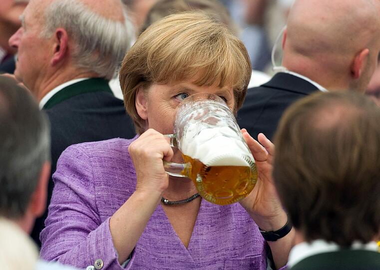Oans, zwoa, gsuffa. Auf dem Gillamooser Volksfest pflegt Angela Merkel bayerische Gewohnheiten.