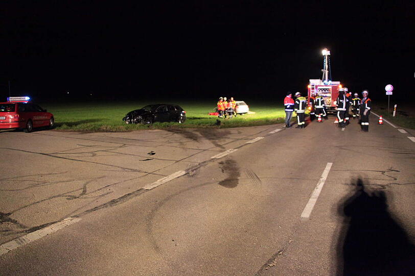 Horror-Unfall im Landkreis Erding: Ein Ehepaar stirbt nach einem Zusammenstoß mit einem 26-jährigen Autofahrer. Der Mann wird leicht verletzt. Die Ursache des Unfalls, der sich am späten Mittwochnachmittag ereignete, ist noch unklar. Hier sehen Sie die Bilder vom Unfallort.