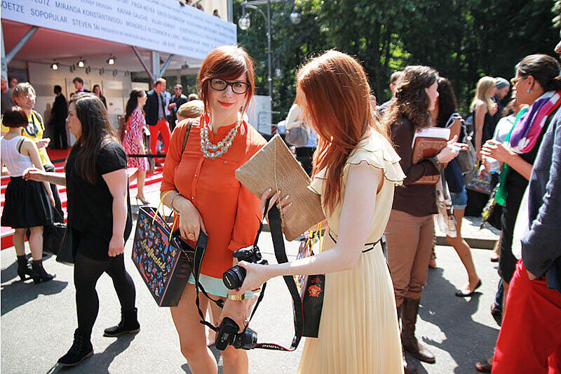 Die Bloggerinnen Eileen und Ilka auf der Berliner Fashion Week. Ein Besuch dort ist für die beiden Pflicht.