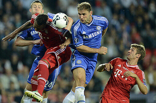Jerome Boateng und Thomas Mueller vom FC Bayern Munich gegen Gary Cahill (l.) and Branislav Ivanovic (r.) vom FC Chelsea während des UEFA Supercup.