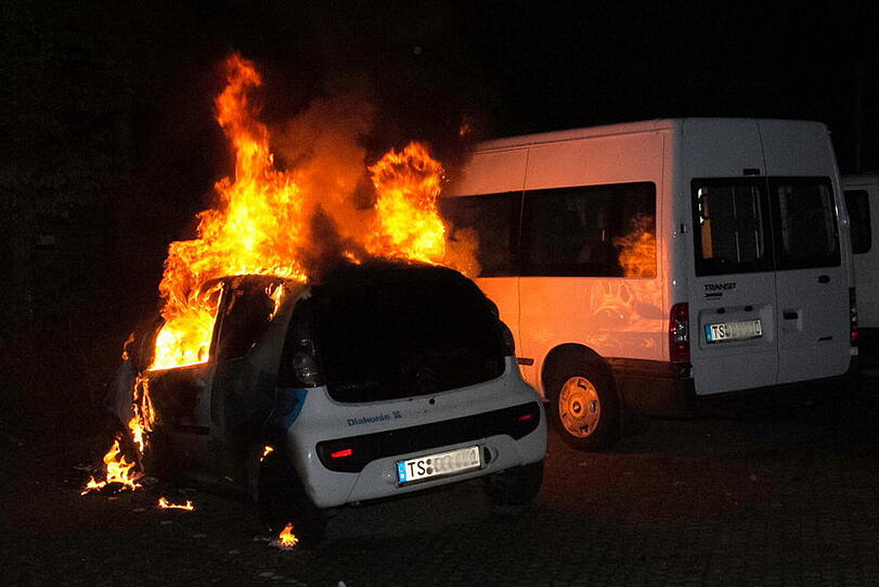 Aus bislang ungeklärter Ursache ging in Traunreut ein Kleinwagen in Flammen auf und brannte komplett aus.