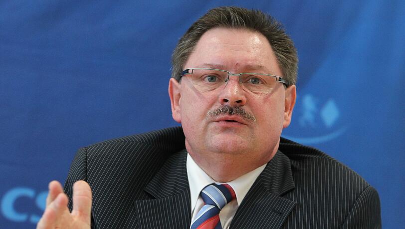 Der Sicherheits-Fachmann, Gerhard Eck (CSU), Innenstaatssekretär und CSU-Bezirksvorsitzender von Unterfranken: Zum 1. September 2000 stellte er seine Ehefrau ein. Der Sicherheits-Fachmann, Gerhard Eck (CSU), Innenstaatssekretär und CSU-Bezirksvorsitzender von Unterfranken: Zum 1. September 2000 stellte er seine Ehefrau ein.