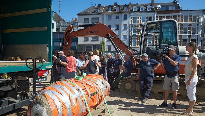 Mitarbeiter des Kampfmittelräumdienstes haben Koblenz eine amerikanische 1000-Kilogramm-Fliegerbombe entschärft und verladen. Mitarbeiter des Kampfmittelräumdienstes haben Koblenz eine amerikanische 1000-Kilogramm-Fliegerbombe entschärft und verladen.