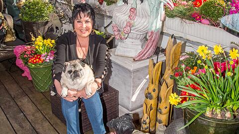 Herrlich: die Dachterrasse in Bogenhausen mit Porzellanfiguren und Blumenmeer. Mops-Dame Julchen hat ihr Frauchen Uschi Ackermann über den Tod von Gerd Käfer und Mops Sir Henry hinweggetröstet.