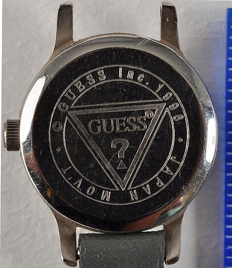 Bei der Armbanduhr handelt es sich um die Marke GUESS.