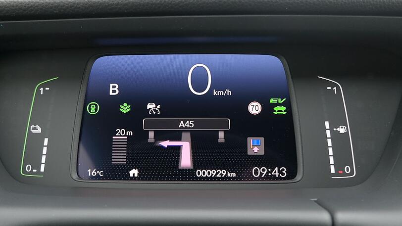Die 7-Zoll-Instrumenteneinheit vor dem Piloten überzeugt mit klarer Darstellung und individuell wählbaren Antzeigen - hier mit Navigationshinweisen.