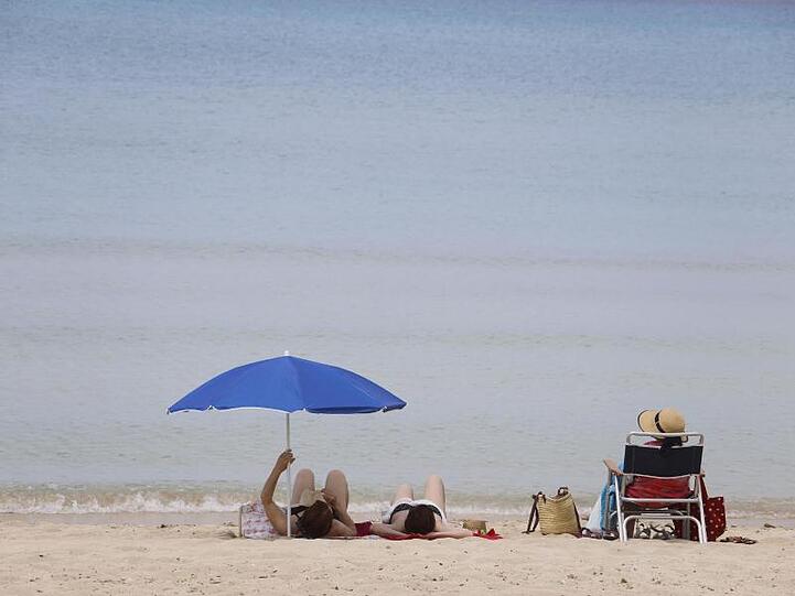 Urlauber am Strand von Arenal.