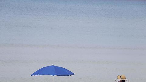 Urlauber am Strand von Arenal.