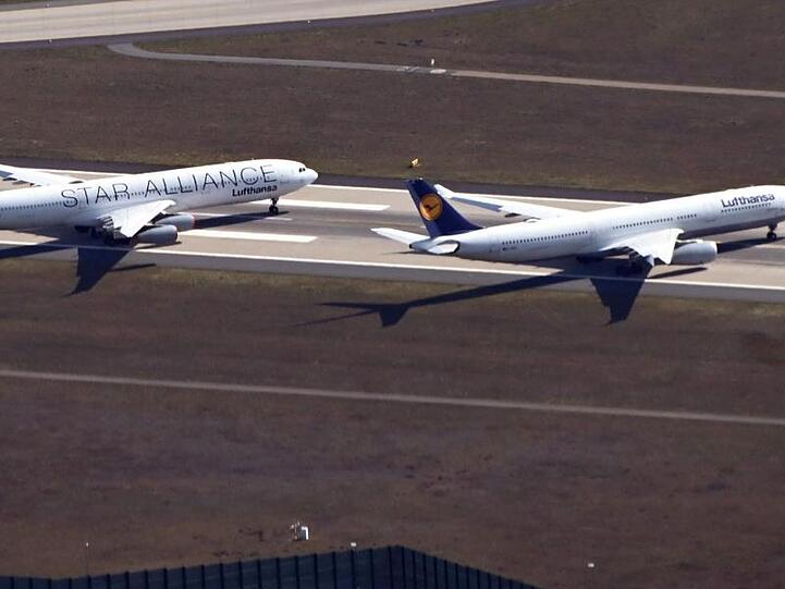 Passagiermaschinen der Lufthansa stehen auf der Landebahn des Frankfurter Flughafens. Foto: Uli Deck/dpa