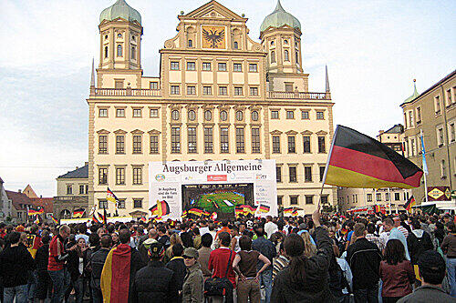 Der Rathausplatz als Fan-Meile: In Augsburg schauten über 5000 Fans die EM-Spiele an.