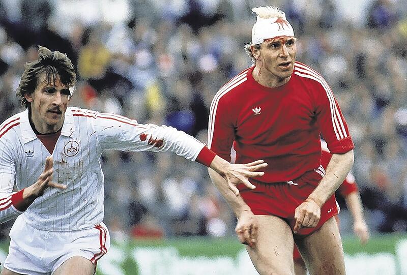Auf dem weißen Dress der Nürnberger war das Blut besser zu sehen als auf dem roten der Bayern: Alois Reinhardt (l.) und Dieter Hoeneß beim Pokalfinale 1982.