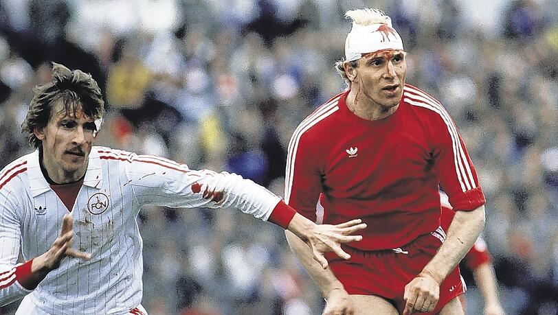 Auf dem weißen Dress der Nürnberger war das Blut besser zu sehen als auf dem roten der Bayern: Alois Reinhardt (l.) und Dieter Hoeneß beim Pokalfinale 1982.