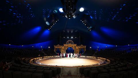 Der Circus Krone feierte am ersten Weihnachtstag die Premiere seines Winterprogramms, das in diesem Jahr unter dem Motto "Ich. Du. Wir. Krone" steht. (Archivbild)