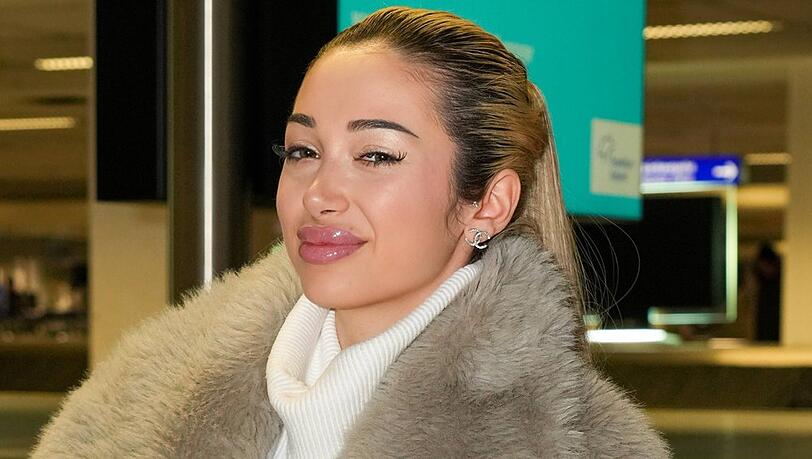 Ariel bei der R&uuml;ckkehr aus dem Dschungelcamp im Februar 2026 - damals noch mit langem, platinblond-gef&auml;rbtem Haar.