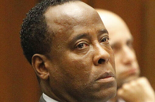 Sein Leibarzt Conrad Murray sitzt mit rotgeweinten Augen auf der Anklagebank, wischt sich während der Anhörung immer wieder Tränen aus dem Gesicht. Er beteuert seine Unschuld: Michael soll selbständig zwei verschiedene Medikamente eingenommen haben, als der Arzt nicht im Raum war. Sollte das nicht stimmen, wandert Murray bis zu vier Jahre in den Knast und verliert seine ärztliche Zulassung.