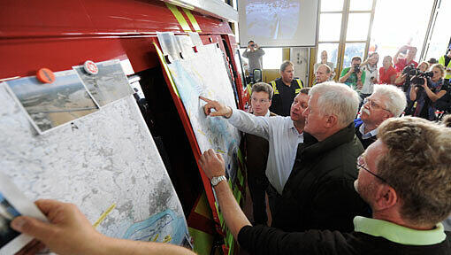 Weitere Bilder: Horst Seehofer im Hochwasser-Einsatz. Weitere Bilder: Horst Seehofer im Hochwasser-Einsatz.