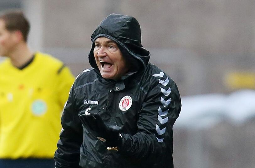 Trainer Ewald Lienen gestikuliert während dem Spiel.