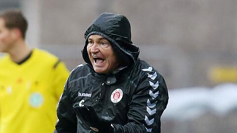Trainer Ewald Lienen gestikuliert während dem Spiel.