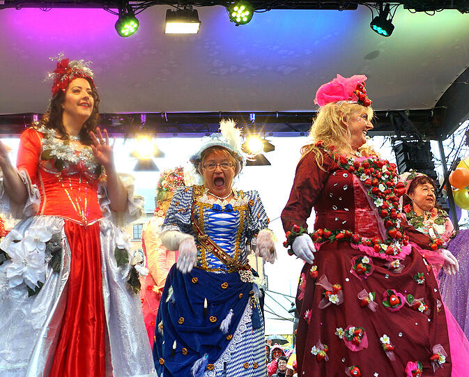 Showacts und Tanz der Marktweiber - hier gibt's die besten Bilder vom Faschingstreiben am Viktualienmarkt.