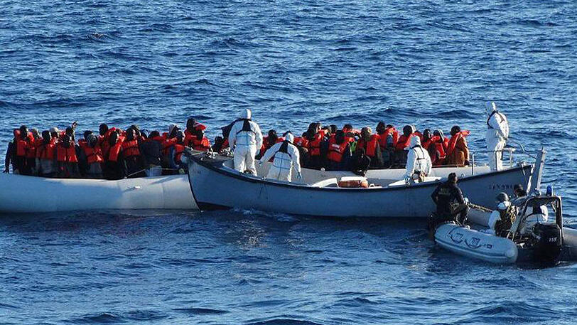 Von der italienischen Marine im Januar gerettete Bootsflüchtlinge auf dem Mittelmeer vor Sizilien. Wieder sind Hunderte Menschen aus Seenot gerettet worden, für einige kam jede Hilfe zu spät.