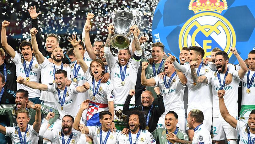 Die Fußball-Könige der Welt: Real um Kapitän Sergio Ramos (mit Pokal) feiert den 3:1-Sieg im Champions-League-Finale über den FC Liverpool, der Madrid den 13. Titel in der Königsklasse beschert. Die Fußball-Könige der Welt: Real um Kapitän Sergio Ramos (mit Pokal) feiert den 3:1-Sieg im Champions-League-Finale über den FC Liverpool, der Madrid den 13. Titel in der Königsklasse beschert.