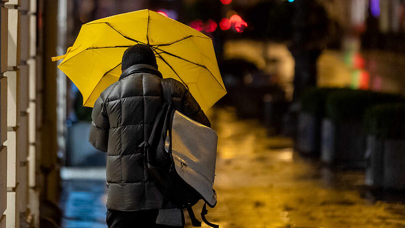 Wer sich am Dienstagmorgen nach draußen gewagt hat, musste seinen Regenschirm gut festhalten. Orkanböen mit bis zu 120 km/h wehten über die Stadt.