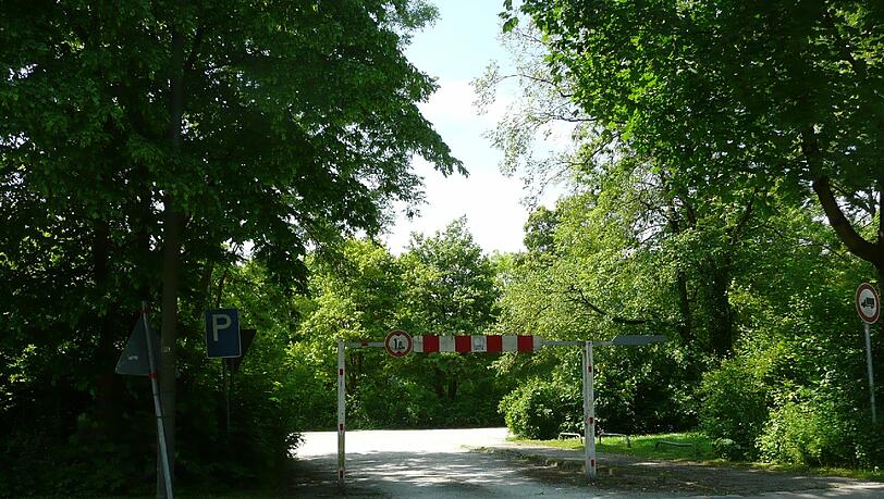 Die Einfahrt zum Geheimtipp-Parkplatz. Die Einfahrt zum Geheimtipp-Parkplatz.