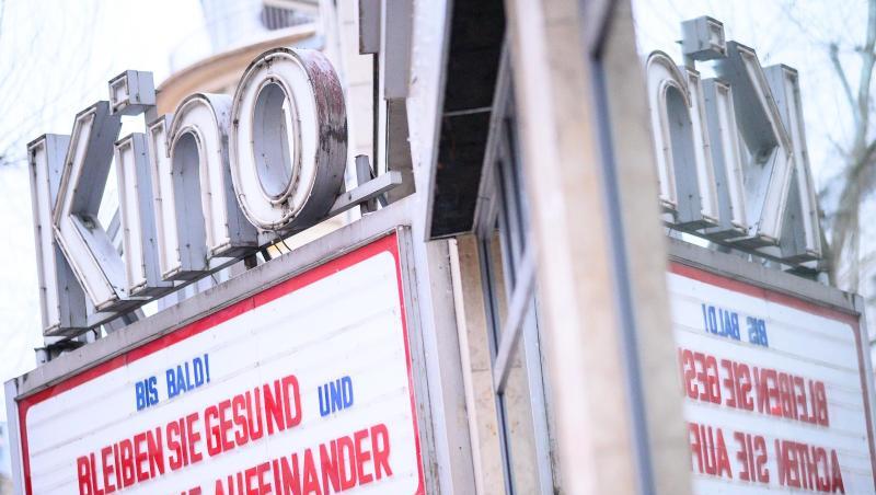 An einem geschlossenen Kino steht "Bis Bald! Bleiben sie gesund und achten Sie aufeinander". An einem geschlossenen Kino steht "Bis Bald! Bleiben sie gesund und achten Sie aufeinander".