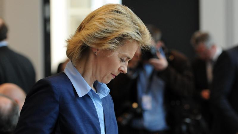 Blick aufs Handy: Der Untersuchungsausschuss zur Berateraffäre wird keinen Zugang mehr auf die SMS-Kommunikation von Ex-Verteidigungsministerin von der Leyen bekommen. Blick aufs Handy: Der Untersuchungsausschuss zur Berateraffäre wird keinen Zugang mehr auf die SMS-Kommunikation von Ex-Verteidigungsministerin von der Leyen bekommen.