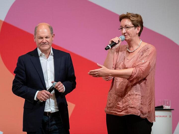 Olaf Scholz (l) und Klara Geywitz stellen sich in einer Regionalkonferenz den bayerischen SPD-Mitgliedern vor. Foto: Daniel Karmann/Archivbild
