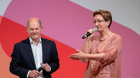 Olaf Scholz (l) und Klara Geywitz stellen sich in einer Regionalkonferenz den bayerischen SPD-Mitgliedern vor. Foto: Daniel Karmann/Archivbild