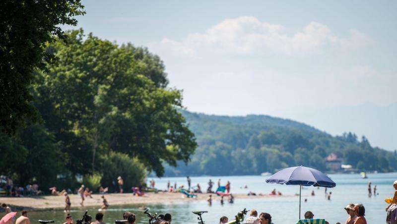 Badegäste liegen am Starnberger See an einem Strand. Foto: Lino Mirgeler/Archivbild Badegäste liegen am Starnberger See an einem Strand. Foto: Lino Mirgeler/Archivbild