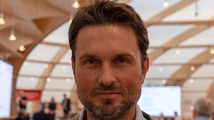 Filmregisseur Simon Verhoeven hat sich mit Corona angesteckt.