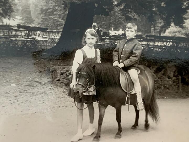Erste Reitversuche im Tierpark Hellabrunn. Ein bisserl ernst schaut er dabei, der kleine Günther.