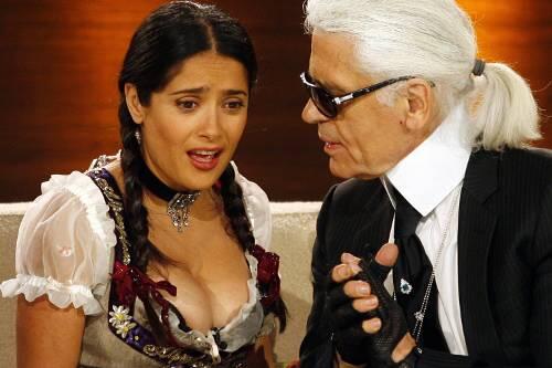 O la la! Was zwinkert denn da aus der üppigen Auslage? Karl Lagerfeld sieht's und schweigt.