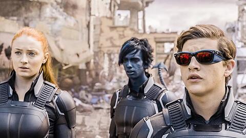 "X-Men: Apocalypse": Jean (Sophie Turner, l.), Kurt alias Nightcrawler (Kodi Smit-McPhee, M.) und Scott alias Cyclops (Tye Sheridan, r.) setzen alles daran, den übermächtigen Apocalypse aufzuhalten.