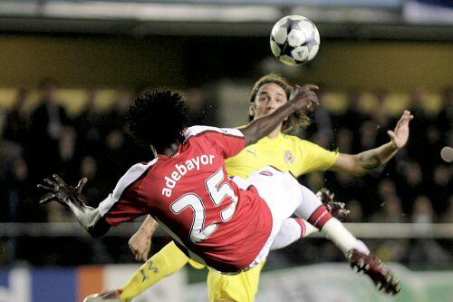 Akrobat schön: Emmanuel Adebayor (vorn) trifft per Fallrückzieher. Nun wurde er Bayern angeboten.