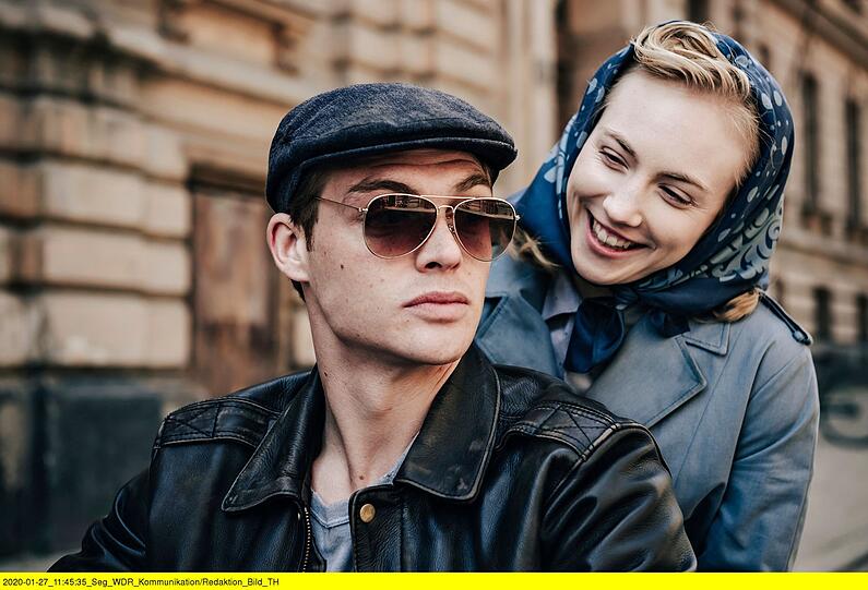 Ulla Wolf (Elisa Schlott) und Tommy Weidner (David Sch&uuml;tter) haben eine gute Zeit auf dem Motorrad.