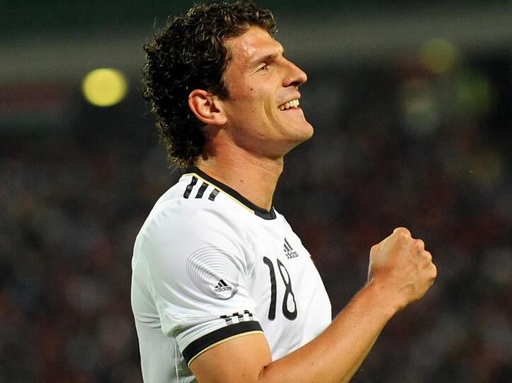 Mario Gomez freut sich über seinen Treffer zum 2:0.
