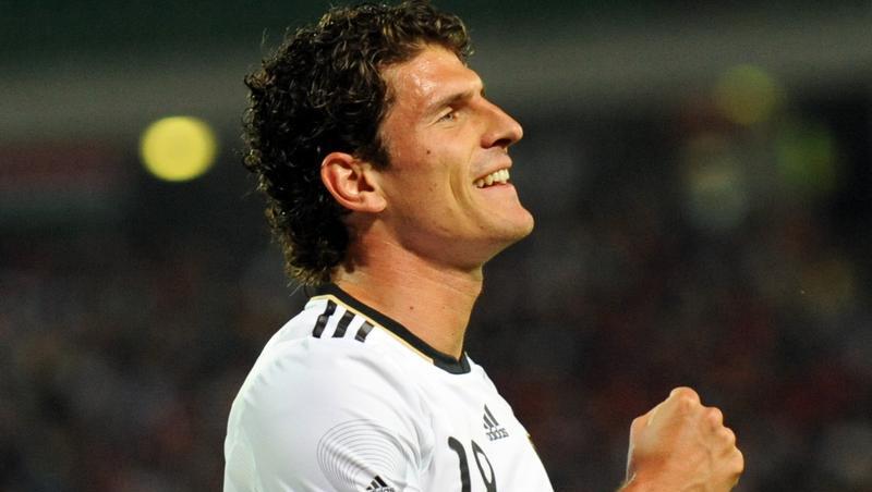 Mario Gomez freut sich über seinen Treffer zum 2:0.