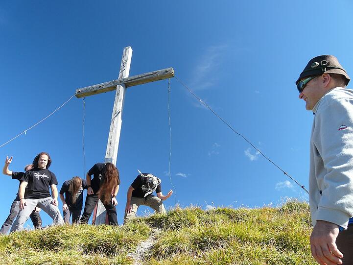 Die Gifpelmosher erklimmen hohe Berge um sie zu bemoshen, denn: &bdquo;Richtig gute Metalmusik ist gigantisch und mystisch &ndash; so wie auch die Berge sind.&ldquo; Die kuriosen Fotos von den Gipfelmoshern.