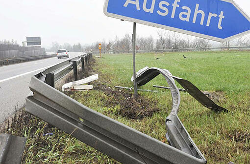 Eine völlig verzogene Leitplanke an der Autobahn (Symbolbild)