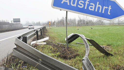Eine völlig verzogene Leitplanke an der Autobahn (Symbolbild) Eine völlig verzogene Leitplanke an der Autobahn (Symbolbild)