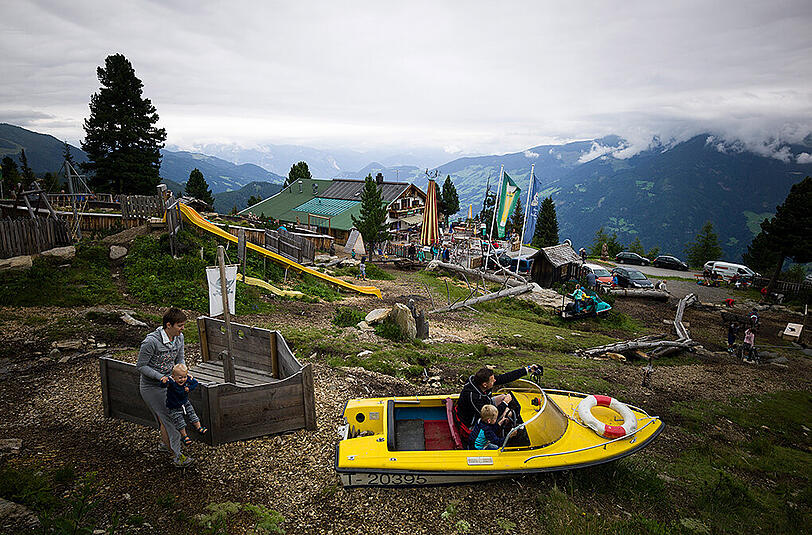 Das Foto vom 28.07.2015 zeigt die Kaltenbacher Skihütte an der Zillertaler Höhenstraße mit einem Streichelzoo, dem Murmeltiergehege und einem Abenteuerspielplatz. Das Motiv des Fotografen Jakob Berr wurde zum Siegerfoto in der Kategorie "Umwelt & Energie" beim Pressefoto Bayern 2015 gekürt.