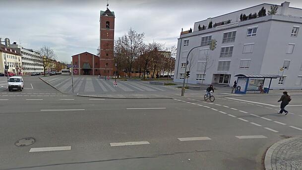 Die große gepflasterte Fläche für Fußgänger am Curt-Mezger-Platz zieht immer wieder Falschparker an.