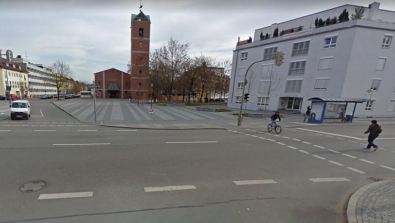 Die große gepflasterte Fläche für Fußgänger am Curt-Mezger-Platz zieht immer wieder Falschparker an.