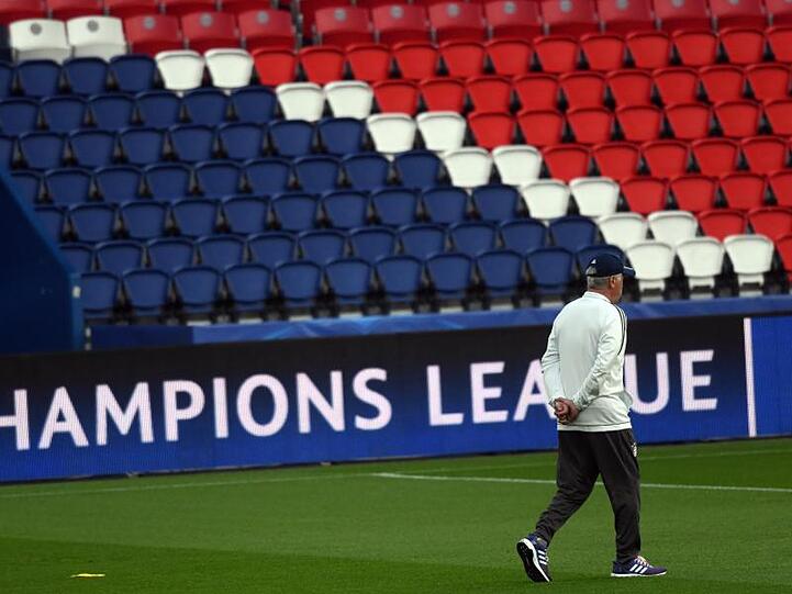 Der ehemalige Trainer des FC Bayern München, Carlo Ancelotti geht über das Spielfeld. Foto: picture alliance / Peter Kneffel/dpa/Archivbild